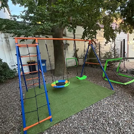 Guntia Family Mit Einem Garten Und Einem Spielplatz